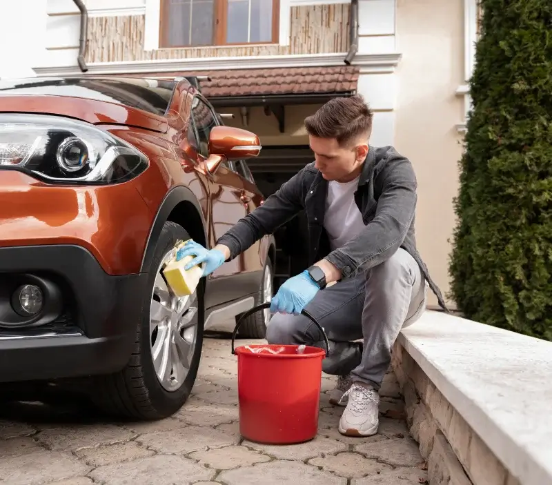 Lavage auto à domicile Chazay-d'Azergues : professionnel intervenant sur un véhicule